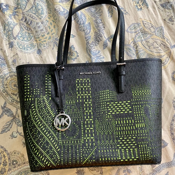 Michael Kors Handbags - Michael Kors London Carryall Tote